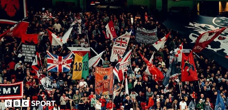 Aficionados con banderas en el estadio durante el partido