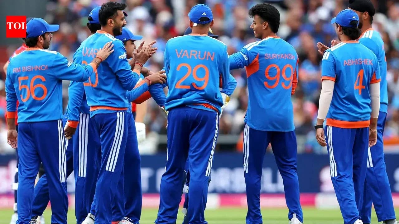Jugadores de cricket celebrando en el campo