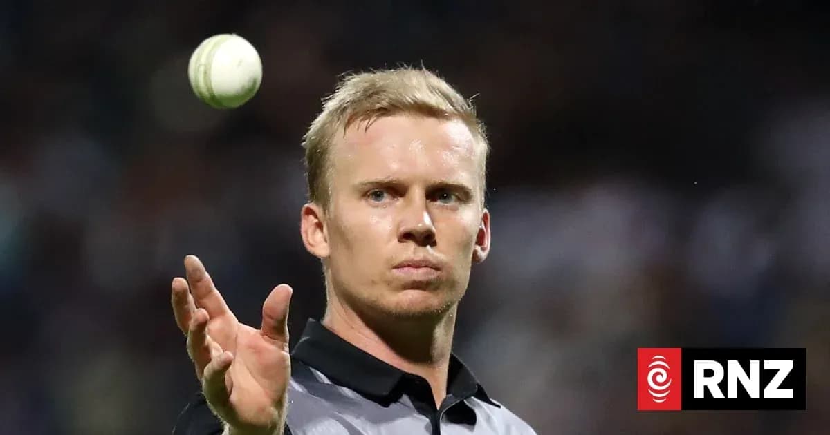 Árbitro lanzando una pelota de cricket en el partido