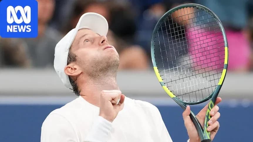 Jugador de tenis celebrando con raqueta en mano