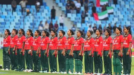Equipo femenino de críquet de Bangladesh en formación