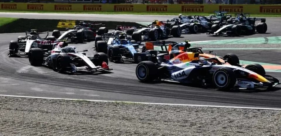 Varios coches de Fórmula 1 en curva durante carrera