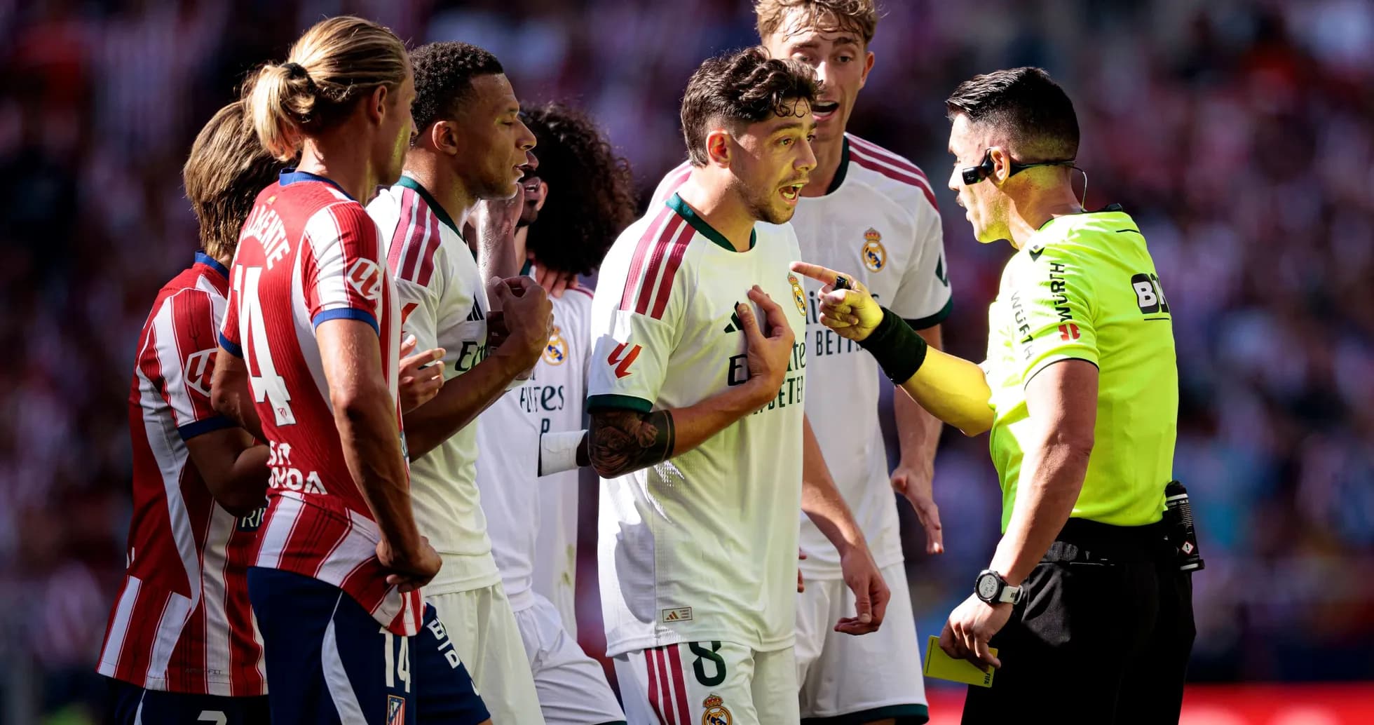 Jugadores de Real Madrid discutiendo con el árbitro