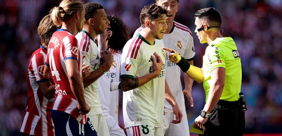 Jugadores de Real Madrid discutiendo con el árbitro