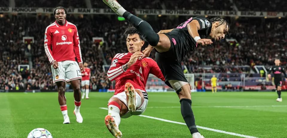 Jugador de Manchester United en acción defensiva durante partido
