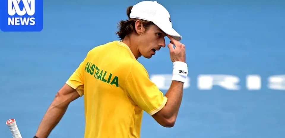 Jugador de tenis con camiseta amarilla de Australia