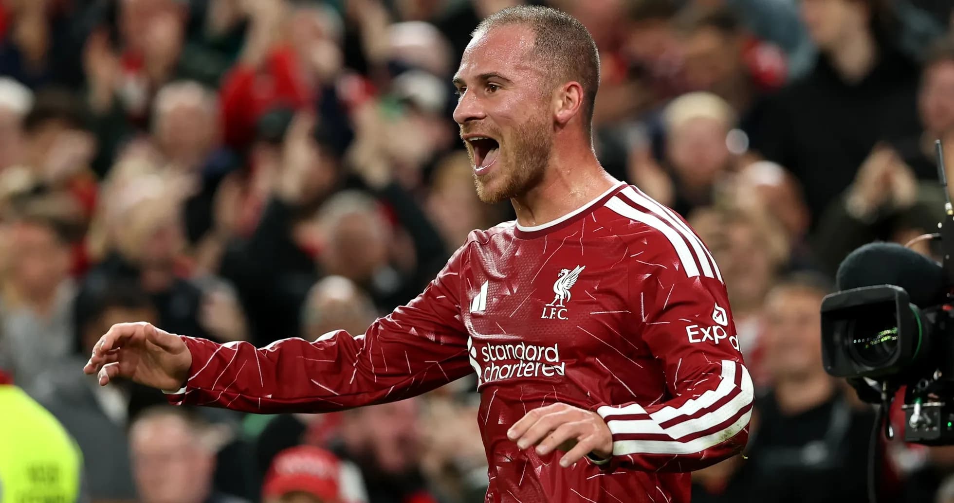Jugador de Liverpool celebrando un gol en el estadio