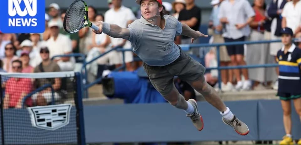 Jugador de tenis en un salto para golpear la pelota