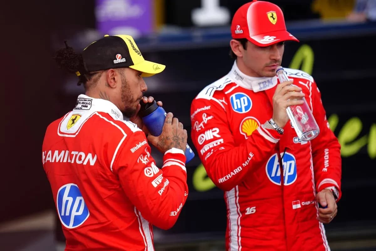 Dos pilotos bebiendo agua en el paddock