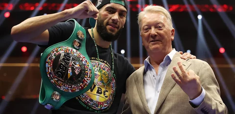 Boxeador con cinturón WBC junto a promotor