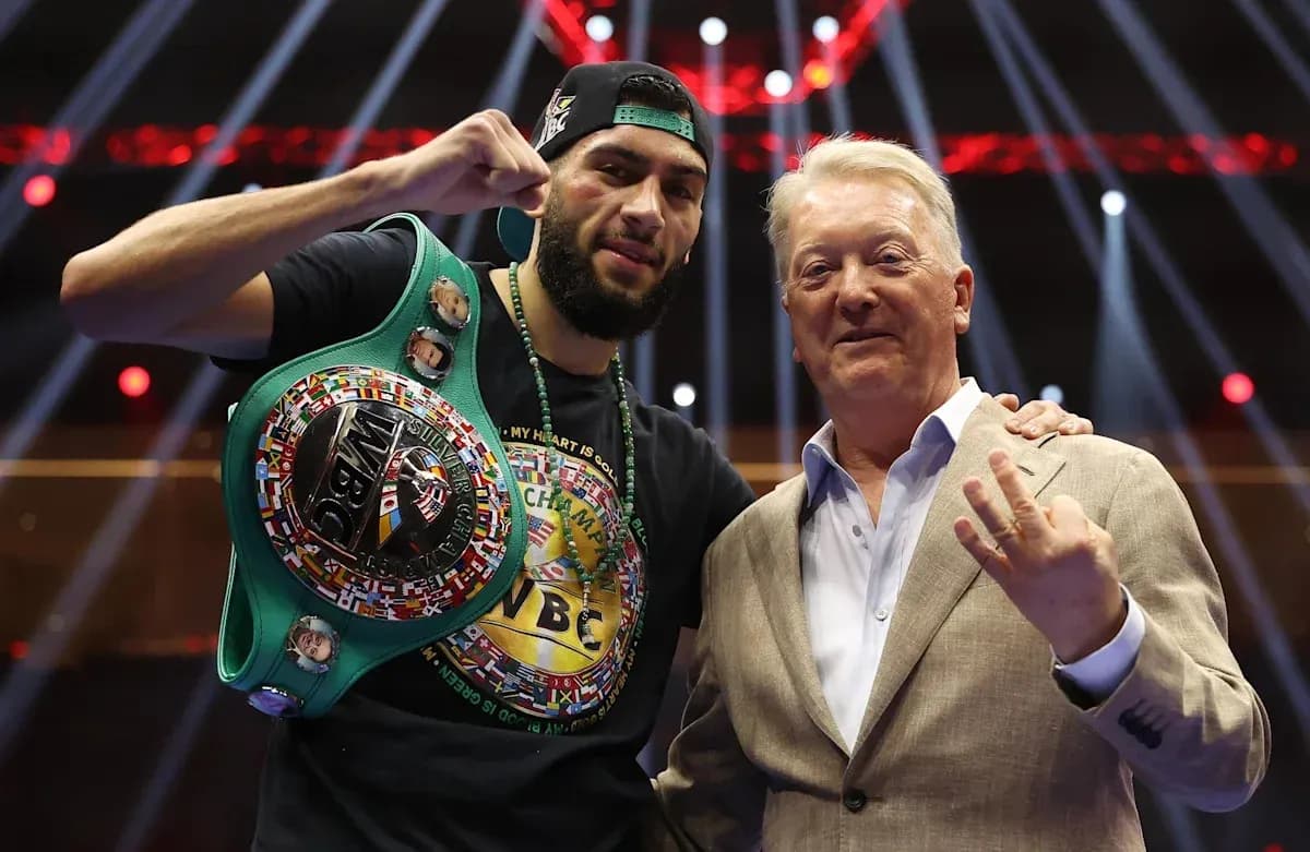 Boxeador con cinturón WBC junto a promotor