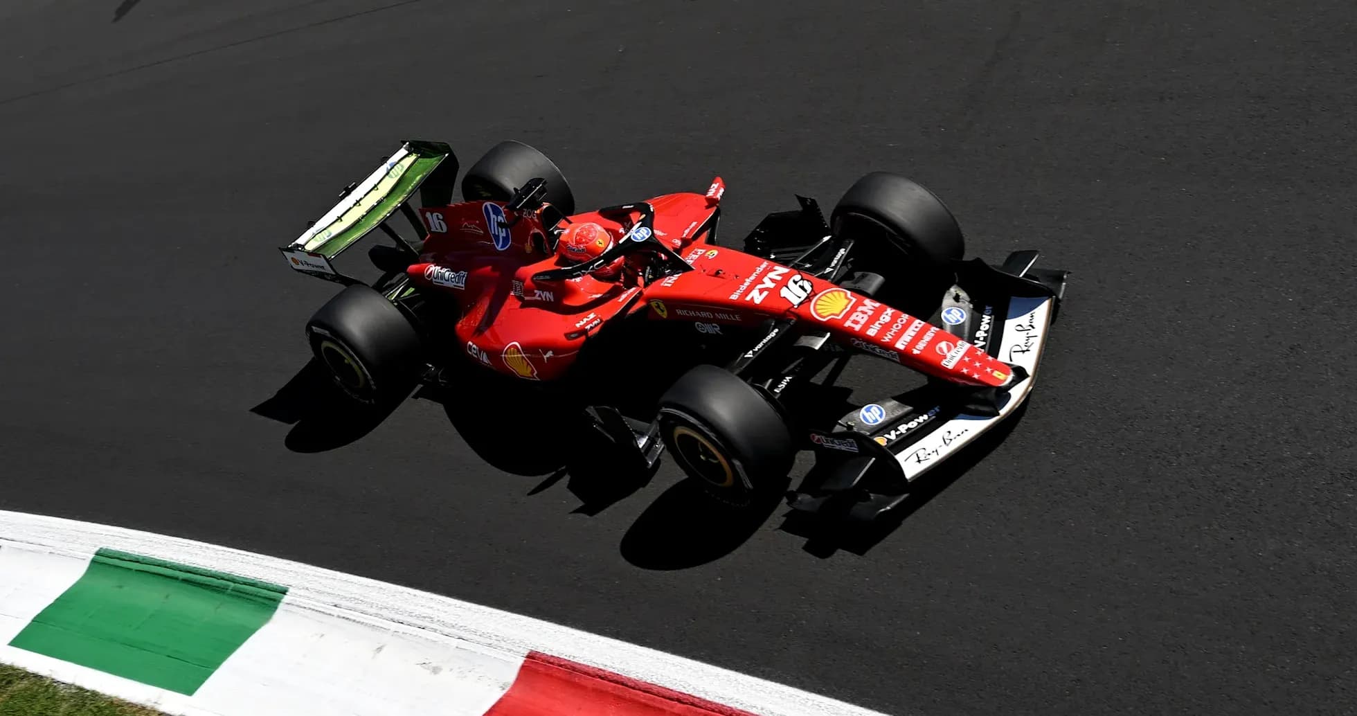 Coche de Fórmula 1 de Ferrari en la pista