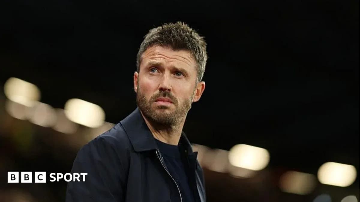 Entrenador observando el partido desde la banda