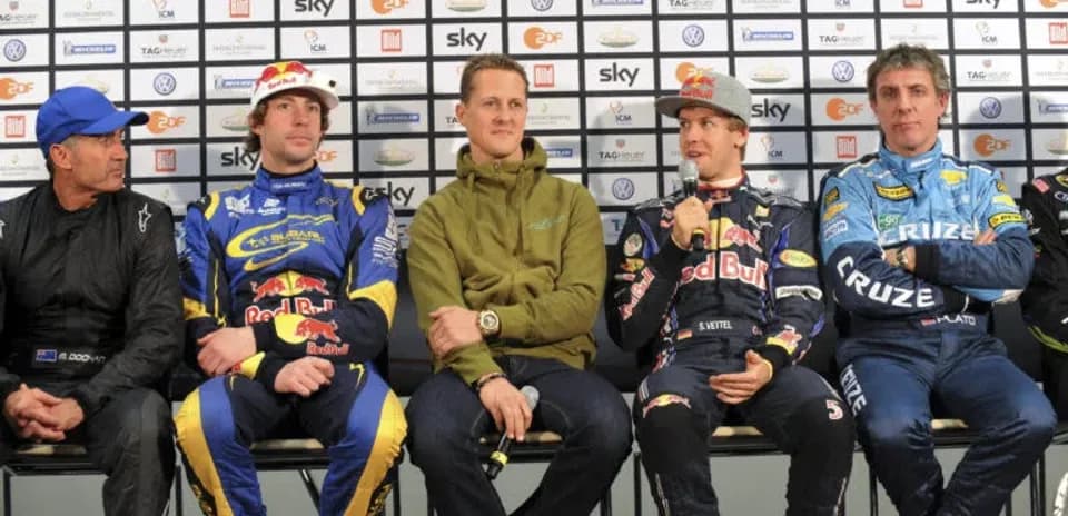 Pilotos sentados en conferencia de prensa de evento automovilístico