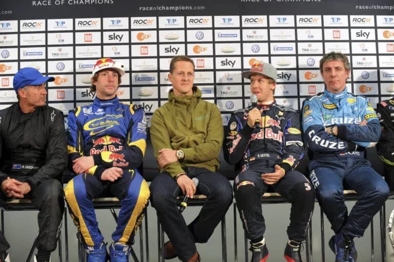 Pilotos sentados en conferencia de prensa de evento automovilístico