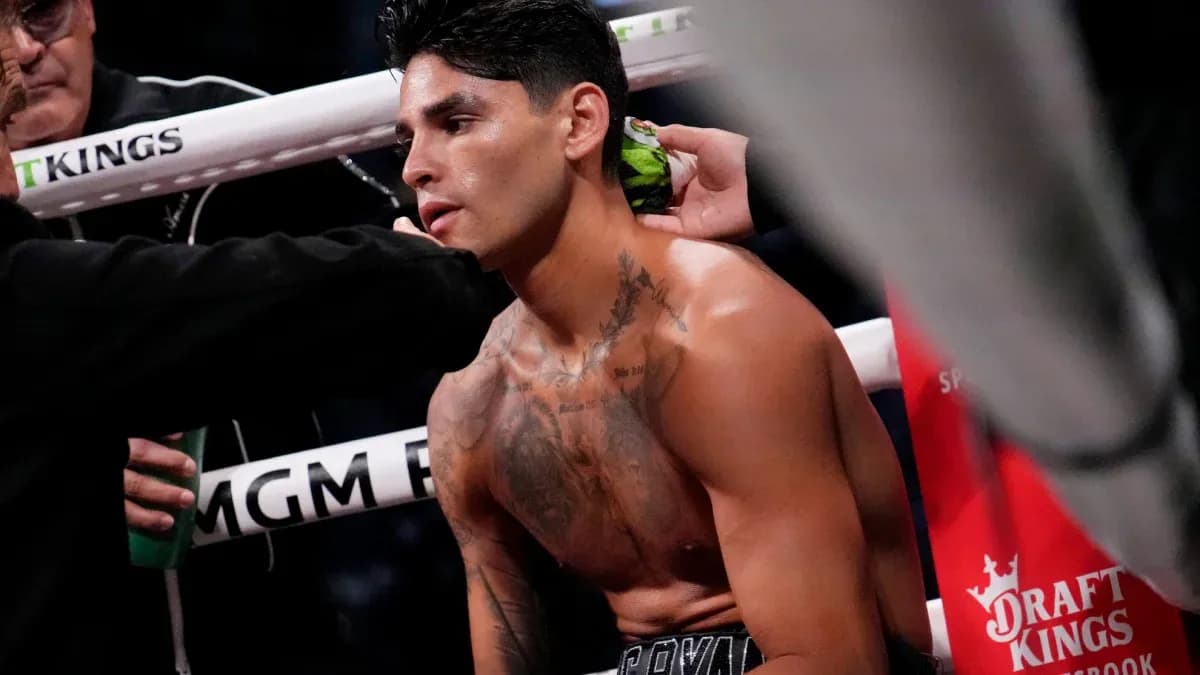 Boxeador recibiendo atención en esquina del ring