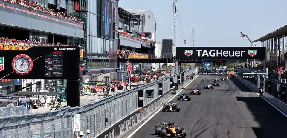 Coches de Fórmula 1 compitiendo en circuito