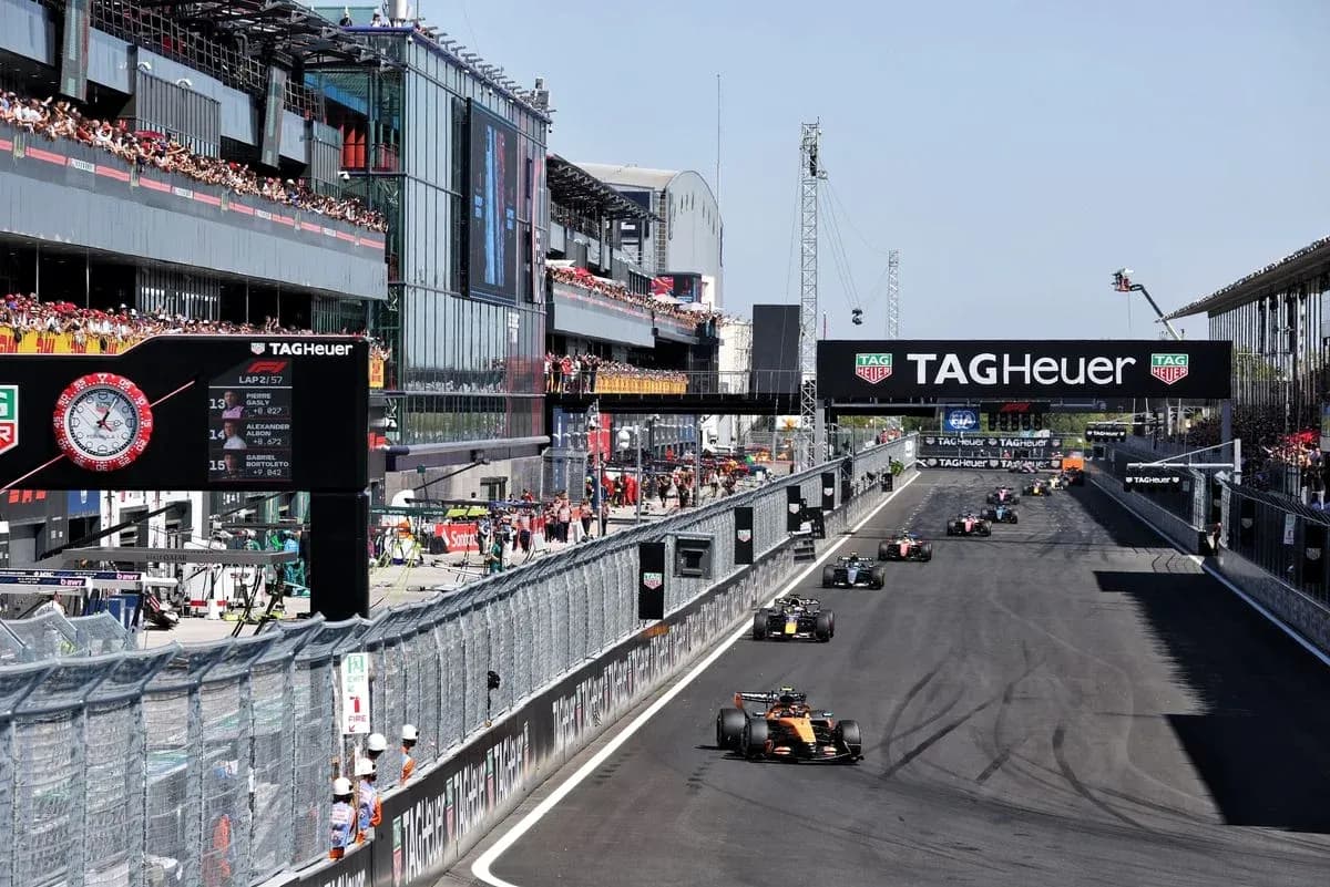 Coches de Fórmula 1 compitiendo en circuito