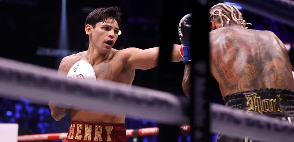 Boxeador lanzando un golpe en combate