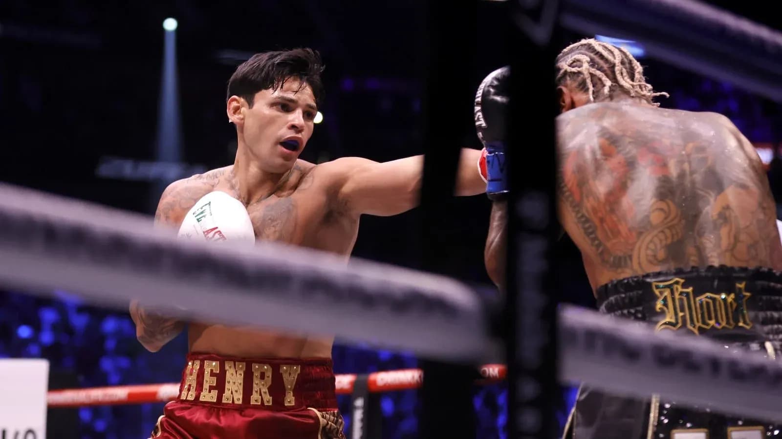Boxeador lanzando un golpe en combate