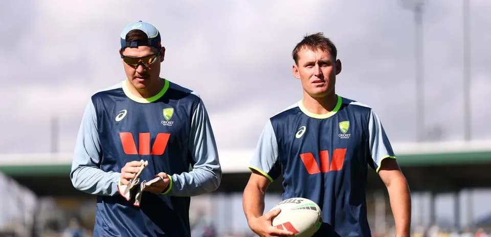 Jugadores de cricket caminando en sesión de entrenamiento