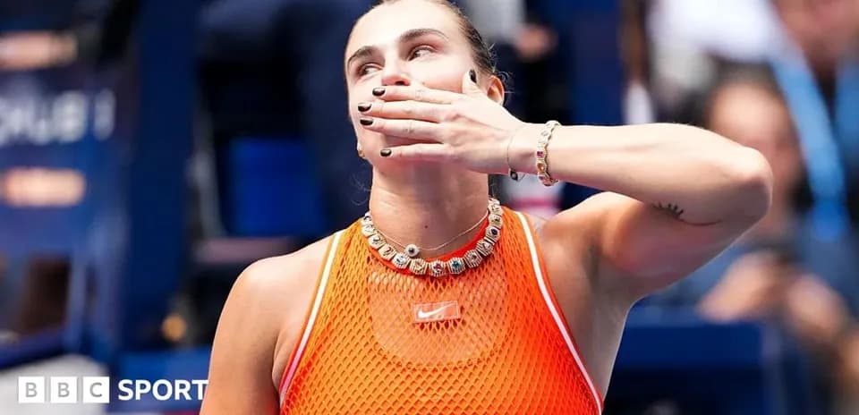Jugadora de tenis gesticulando en la cancha