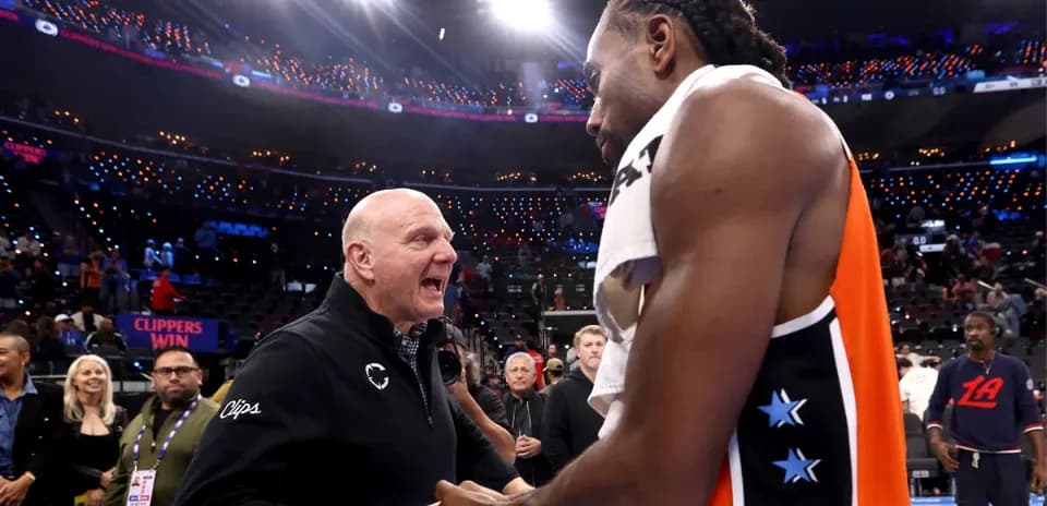 Kawhi Leonard y Steve Ballmer celebrando tras victoria
