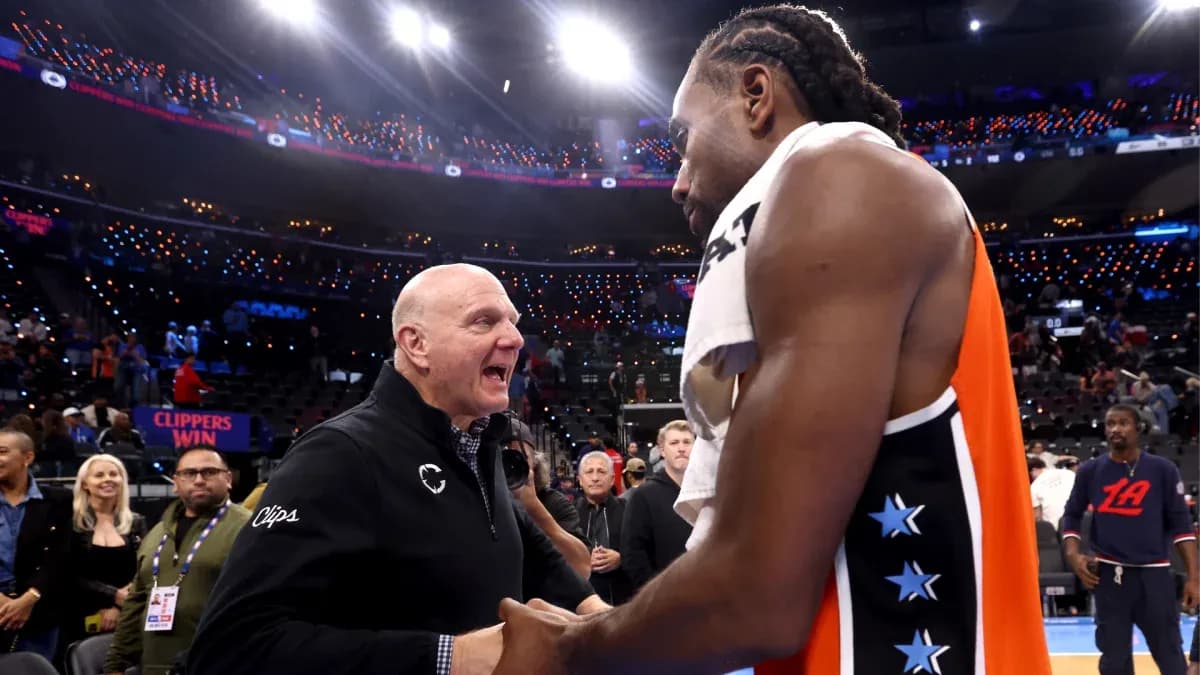 Kawhi Leonard y Steve Ballmer celebrando tras victoria