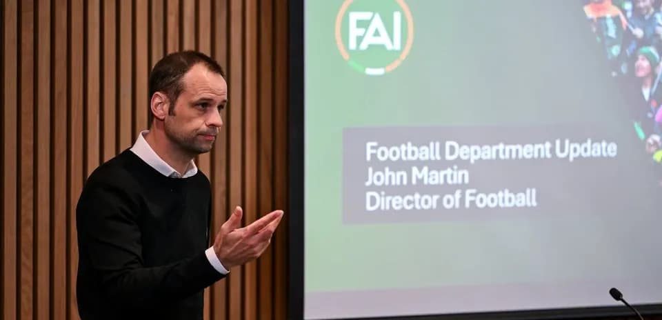 Director de fútbol presentando en conferencia de prensa