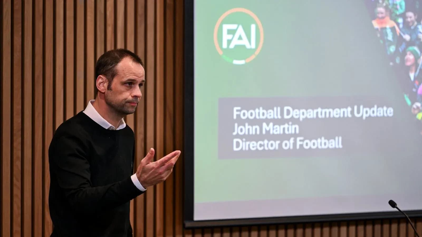 Director de fútbol presentando en conferencia de prensa
