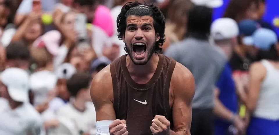 Jugador de tenis celebrando con entusiasmo en la cancha