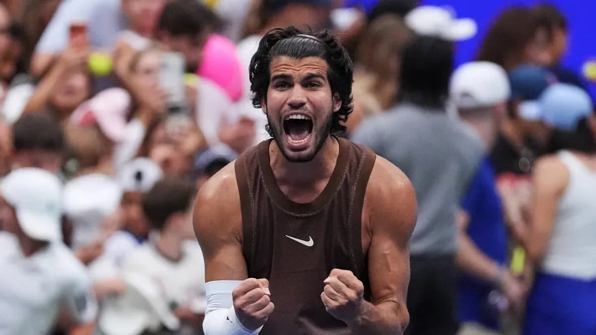Jugador de tenis celebrando con entusiasmo en la cancha
