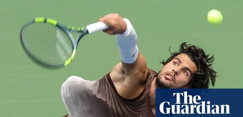 Jugador de tenis realizando un saque en la cancha