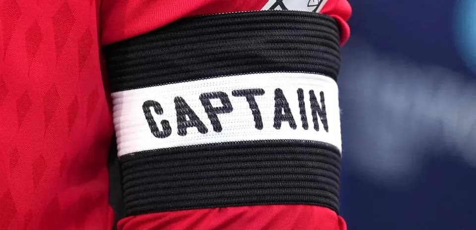 Brazalete de capitán en camiseta roja