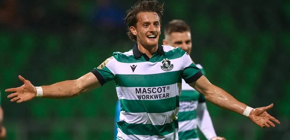 Jugador celebrando un gol con camiseta de Sporting