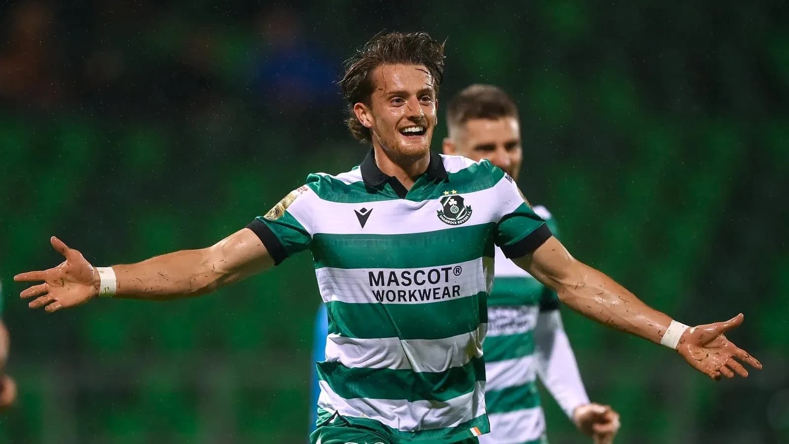 Jugador celebrando un gol con camiseta de Sporting