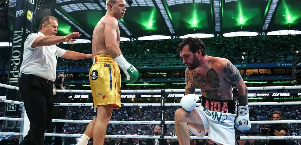 Boxeador arrodillado mientras árbitro cuenta en el ring
