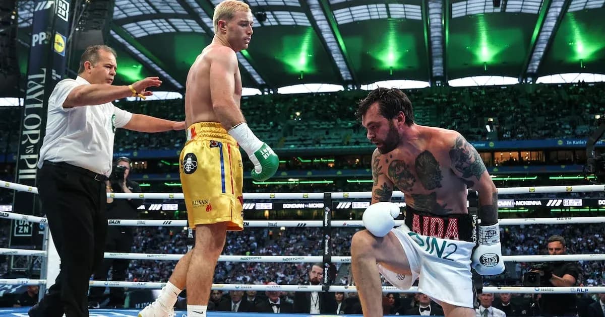 Boxeador arrodillado mientras árbitro cuenta en el ring