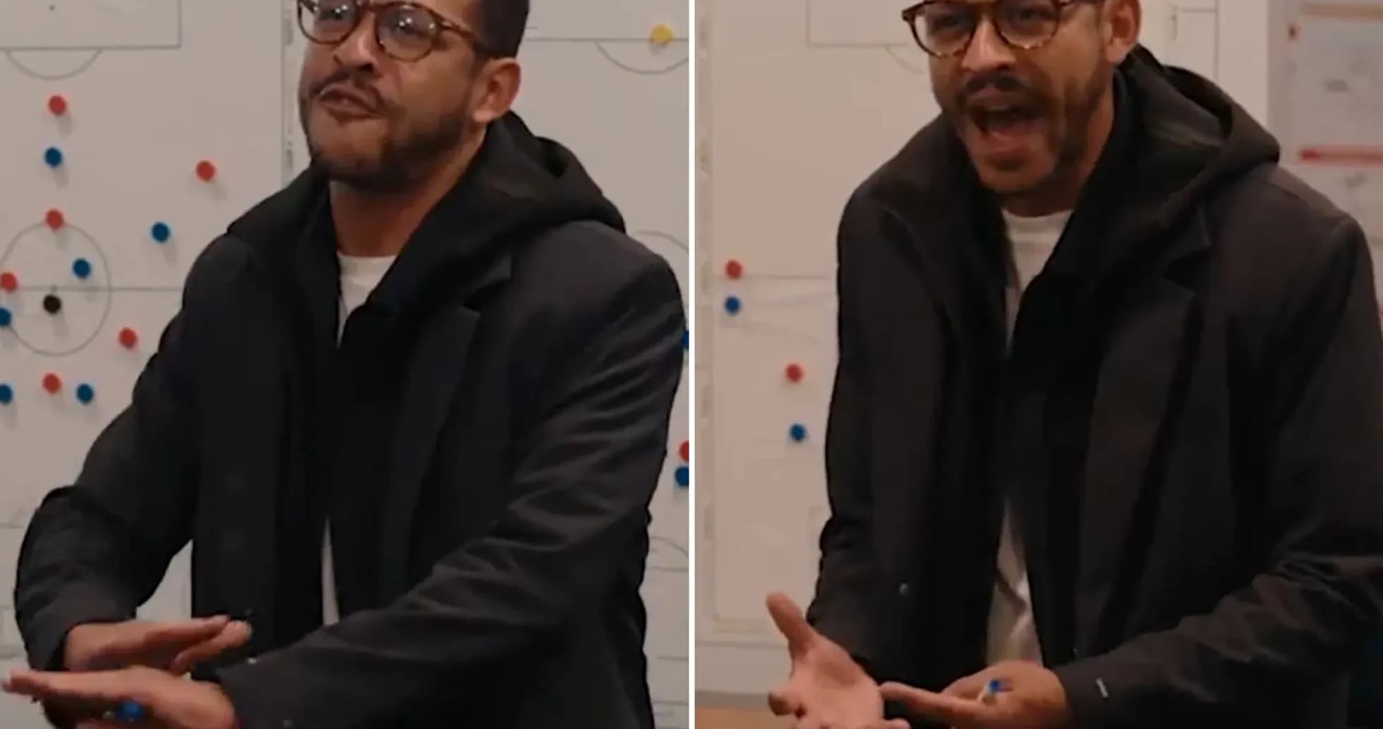Entrenador explicando tácticas en pizarra blanca