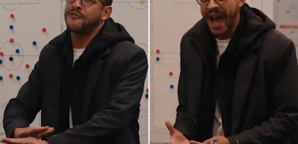Entrenador explicando tácticas en pizarra blanca