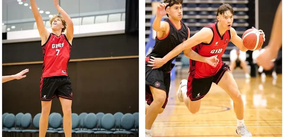 Jugadores de baloncesto entrenando en la cancha
