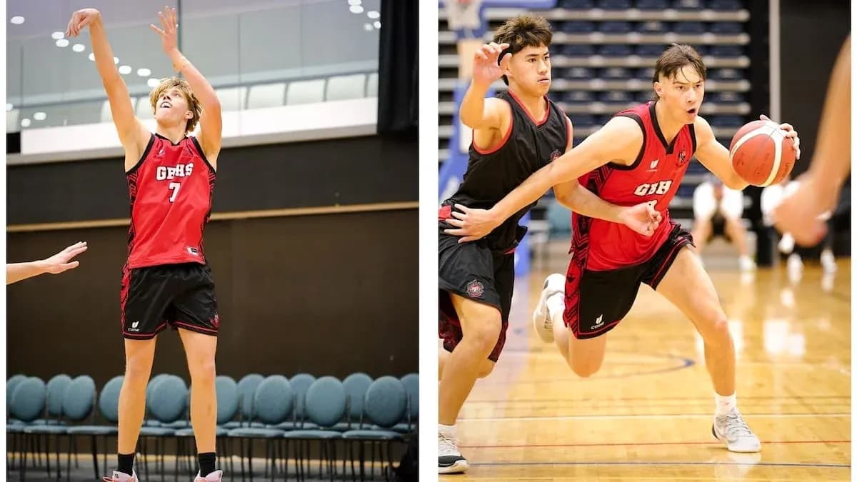 Jugadores de baloncesto entrenando en la cancha