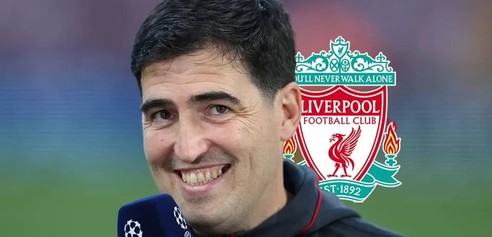 Persona sonriendo frente al logo de Liverpool FC