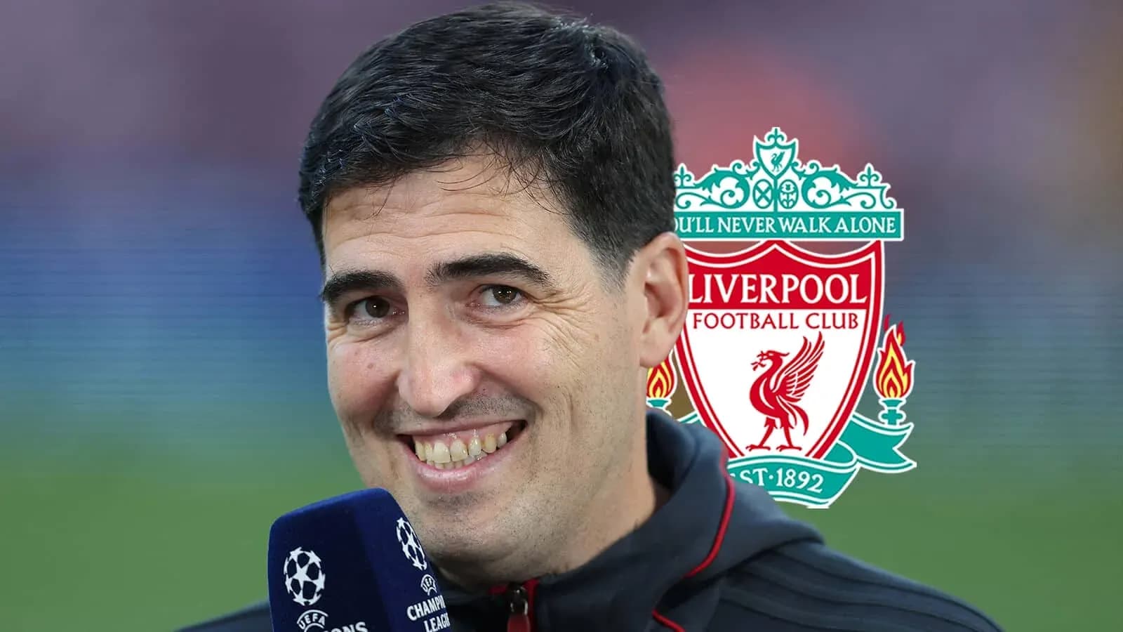 Persona sonriendo frente al logo de Liverpool FC