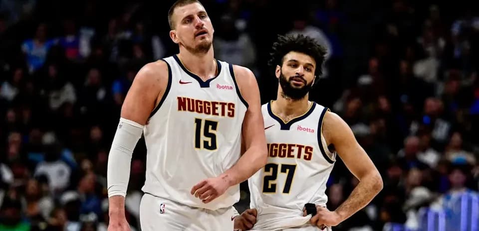 Jugadores de los Nuggets caminando durante el partido