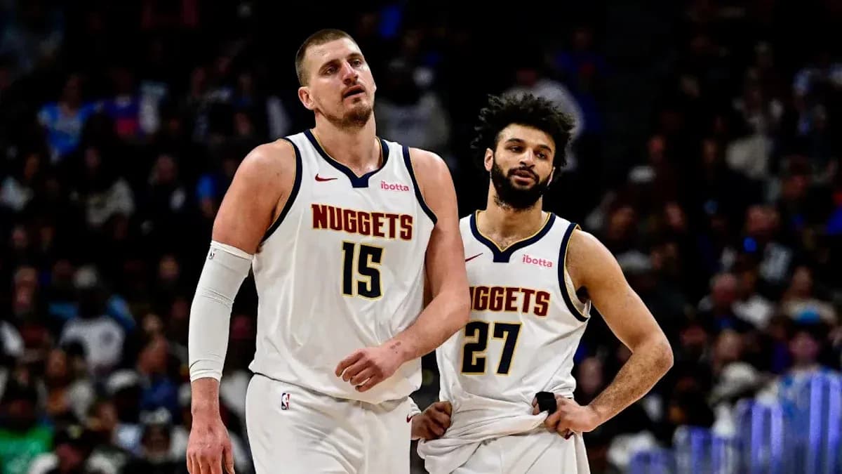 Jugadores de los Nuggets caminando durante el partido