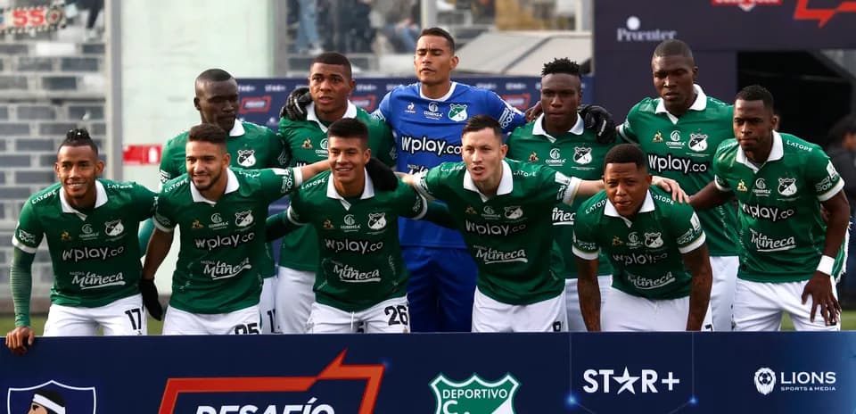 Equipo de Deportivo Cali posando para fotografía grupal