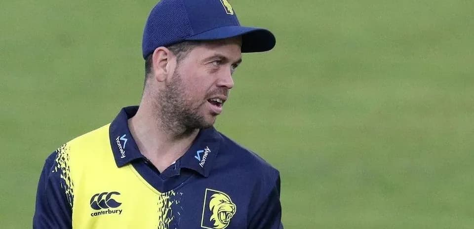 Jugador de cricket en uniforme durante un partido