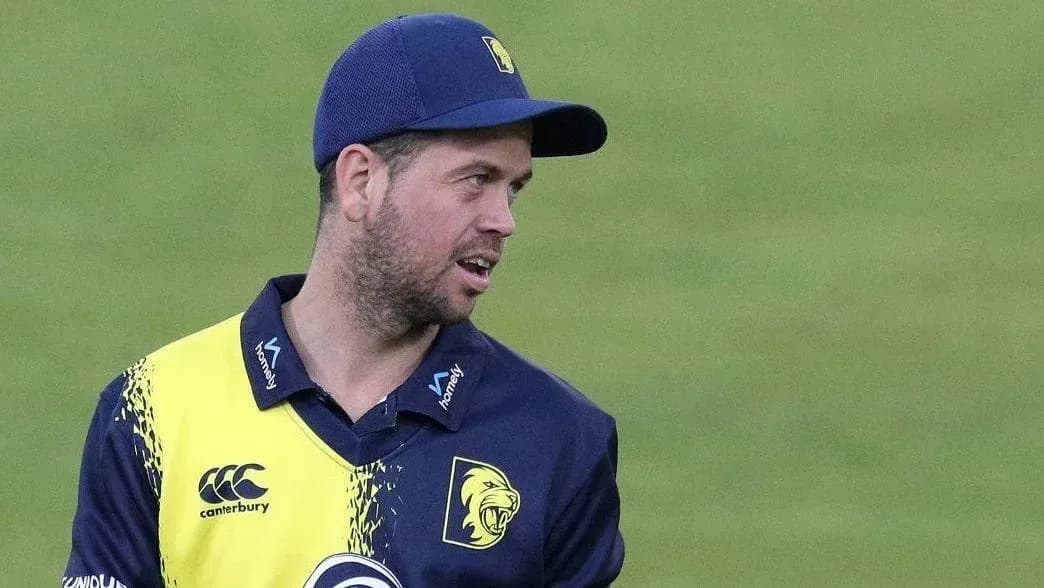 Jugador de cricket en uniforme durante un partido