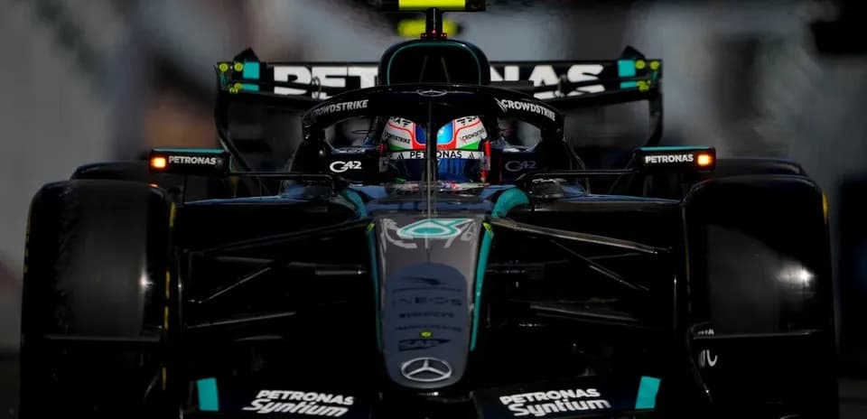 Coche de Fórmula 1 Mercedes en pista